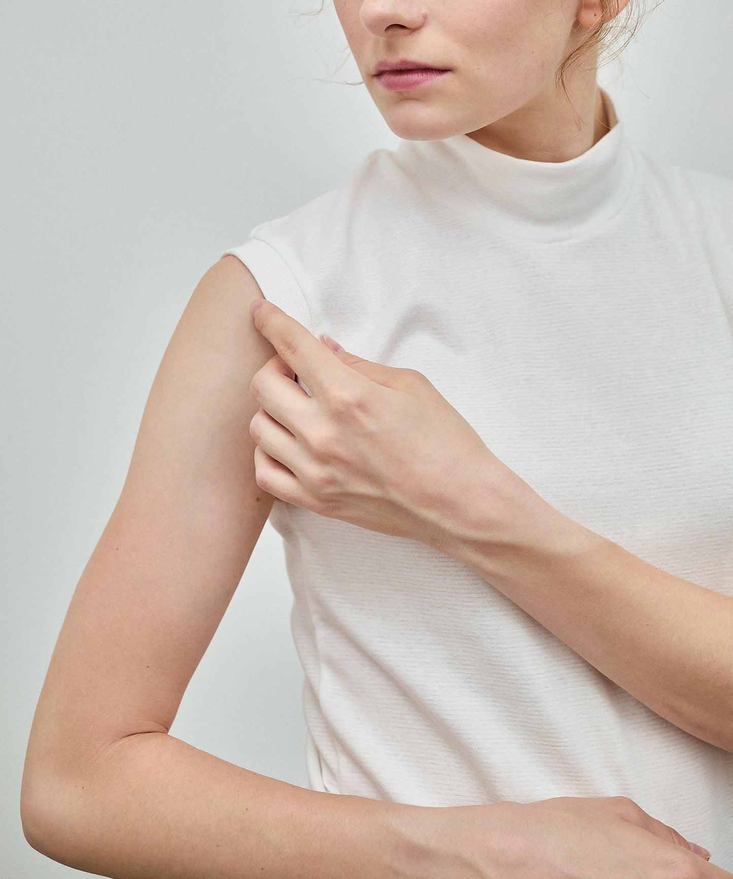 MOCK NECK TEE / SLEEVELESS